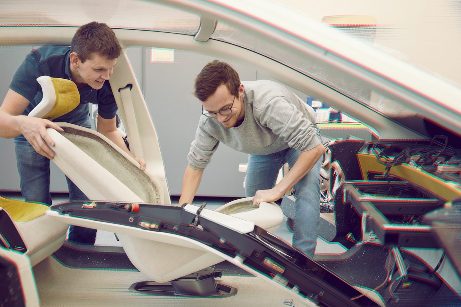 Zwei Männer, die den Sitz eines BMW Vision neue Klasse einbauen