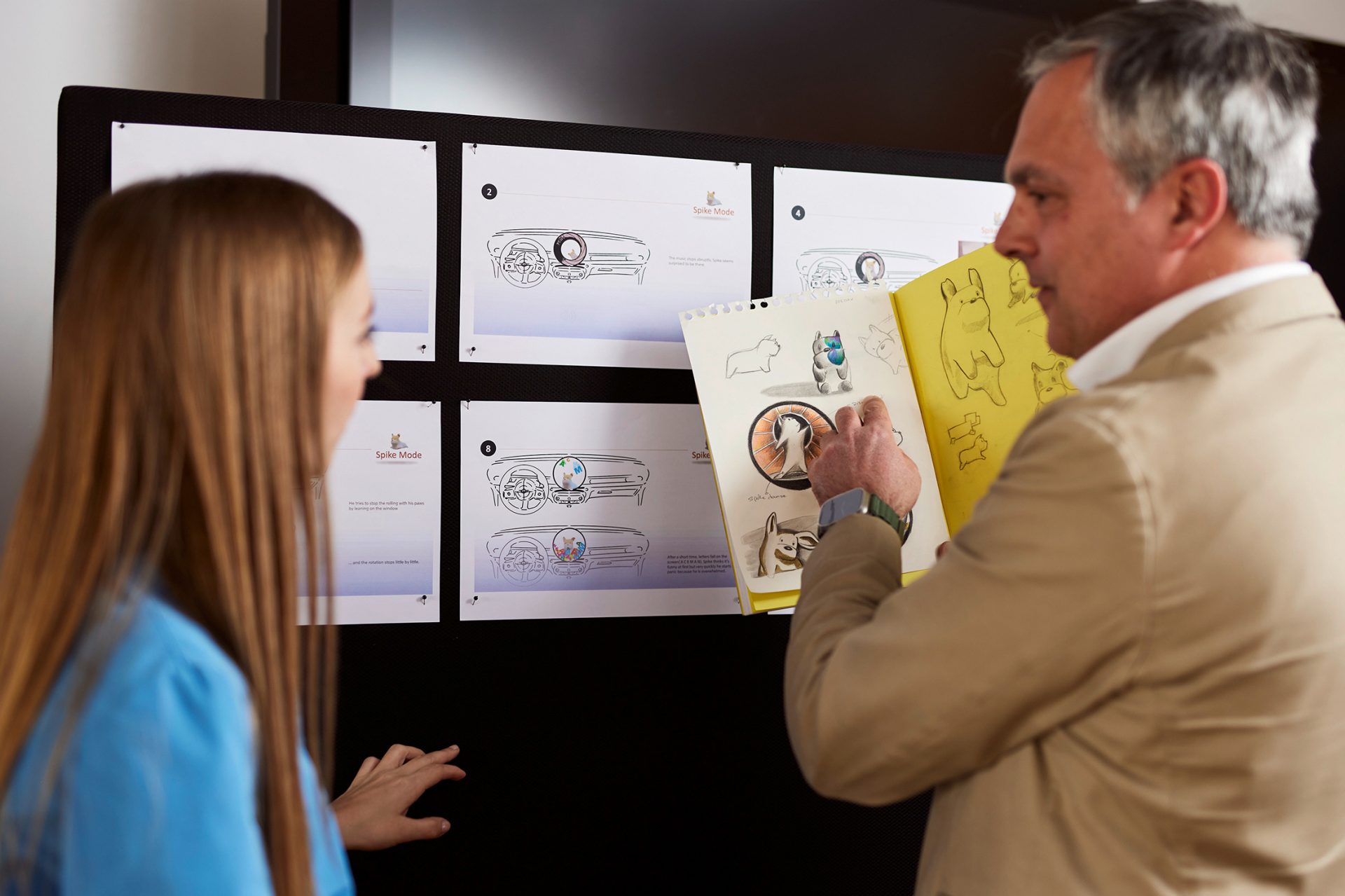 Two Designer are having an exchange about new design ideas