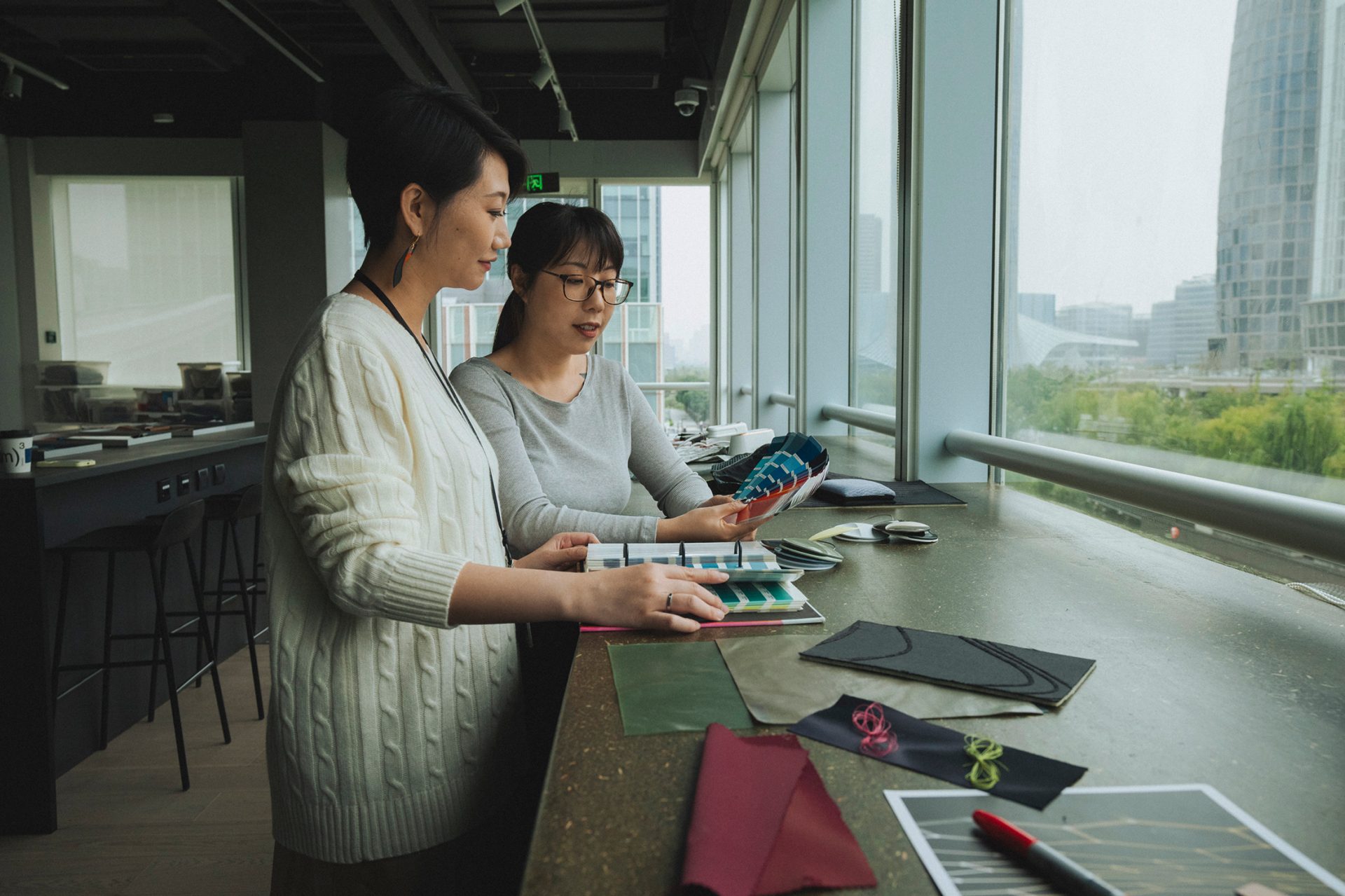 zwei Frauen bei designworks Shanghai 