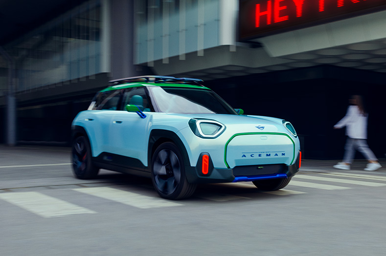 Picture of the MINI Aceman in blue on the road