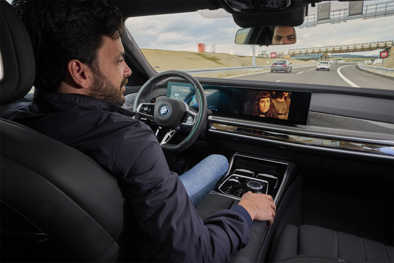 A driver can use his extra time to do other things while his new BMW 7 Series does the driving.