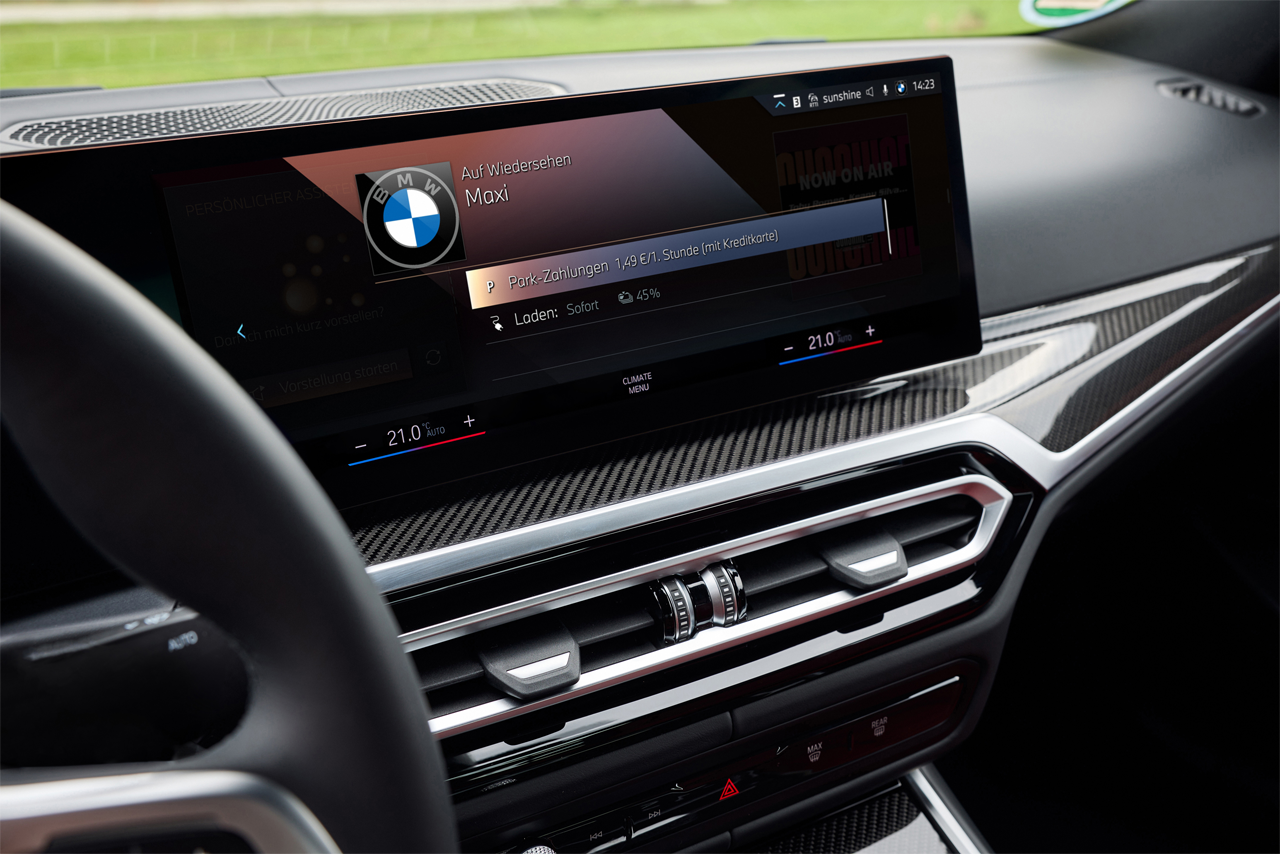 The central display of a BMW shows the parking payment is complete.