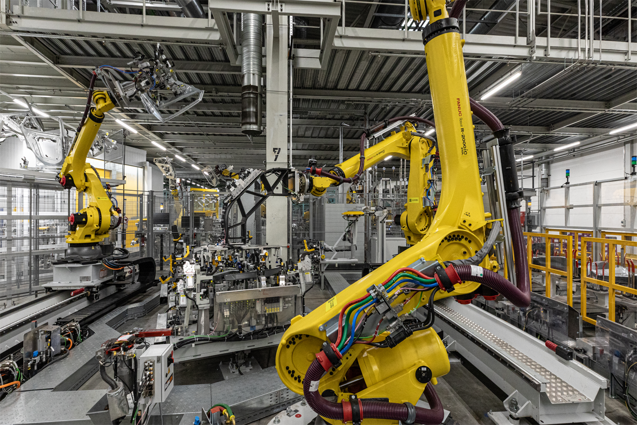 Robot grippers in operation at BMW Group Plant Regensburg